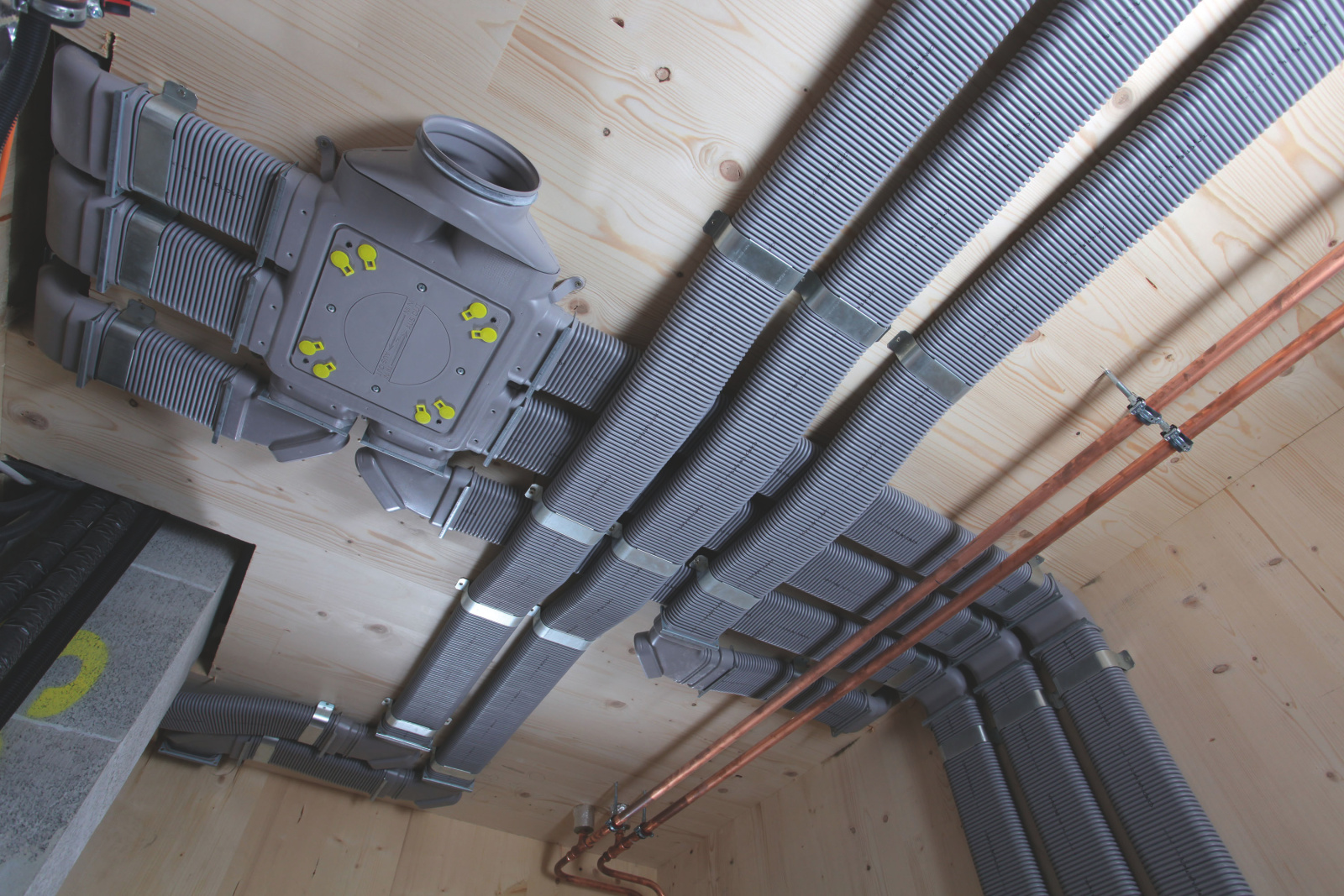 Zehnder_CSY_Reference_OR_Fischbacher_air_distribution_ceiling_manifold_detail
