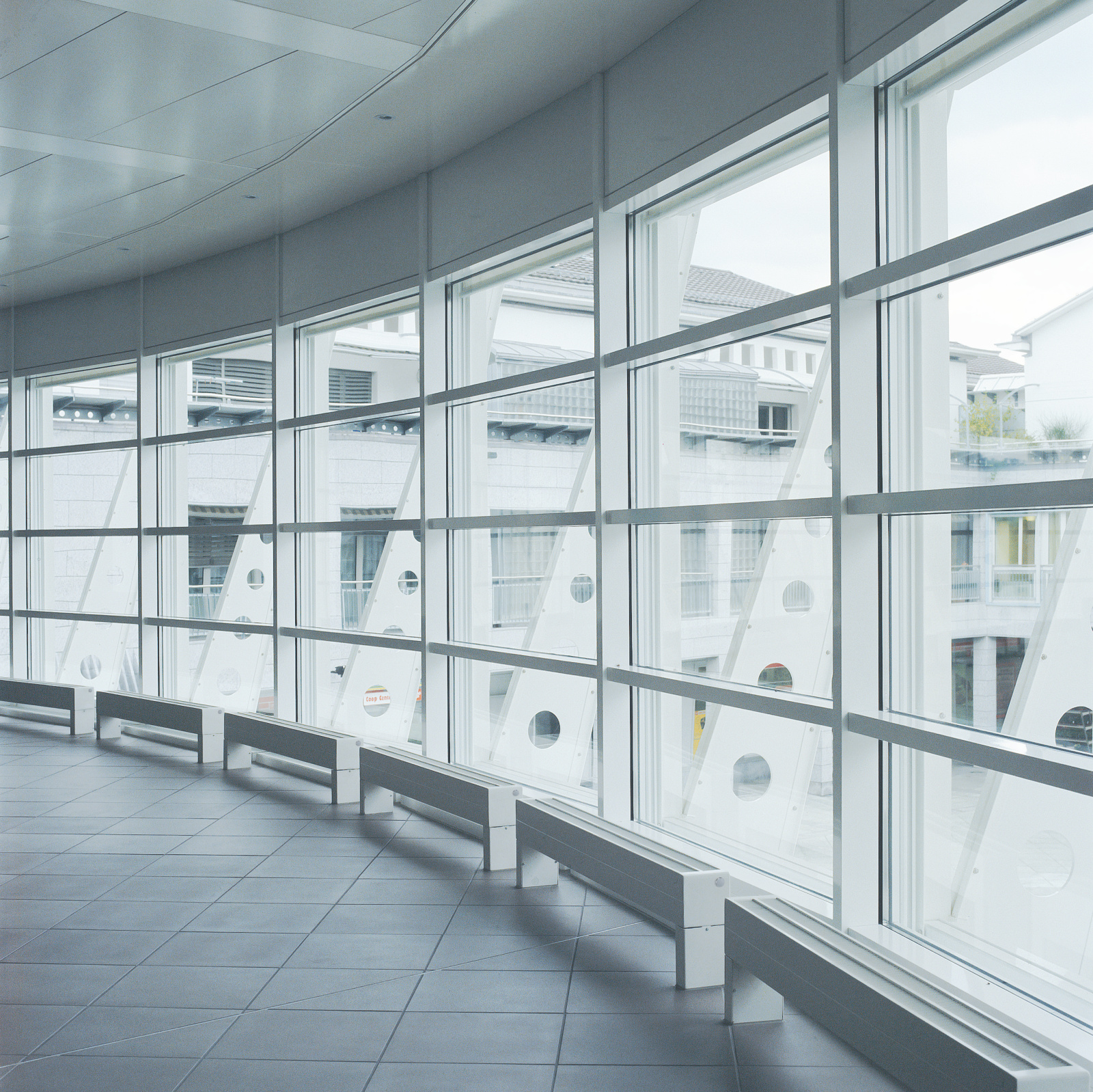 Zehnder_RAD_Radiavector-HY_model 322 block feet, S076, RAL 9016 Rendering Radiavector Bench Decorative radiator Side view