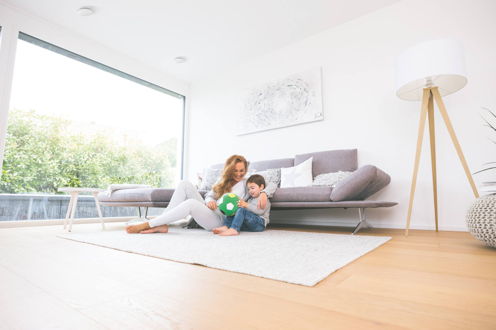 Zehnder_CSY_ComfoValveLunaS-living-woman-child-ball Stock Content Zehnder ComfoValve Luna S125 Comfortable indoor ventilation